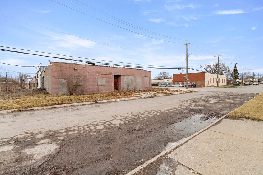 More Photos Of 6870 E Davison St, Hamtramck Industrial For Sale
