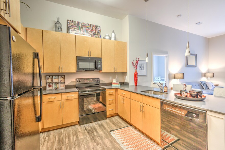 More Photos Of 395 S Highland St, Memphis Apartments For Lease