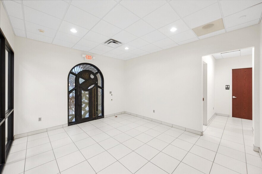 More Photos Of 820 Central Dr, Colleyville Office For Sale