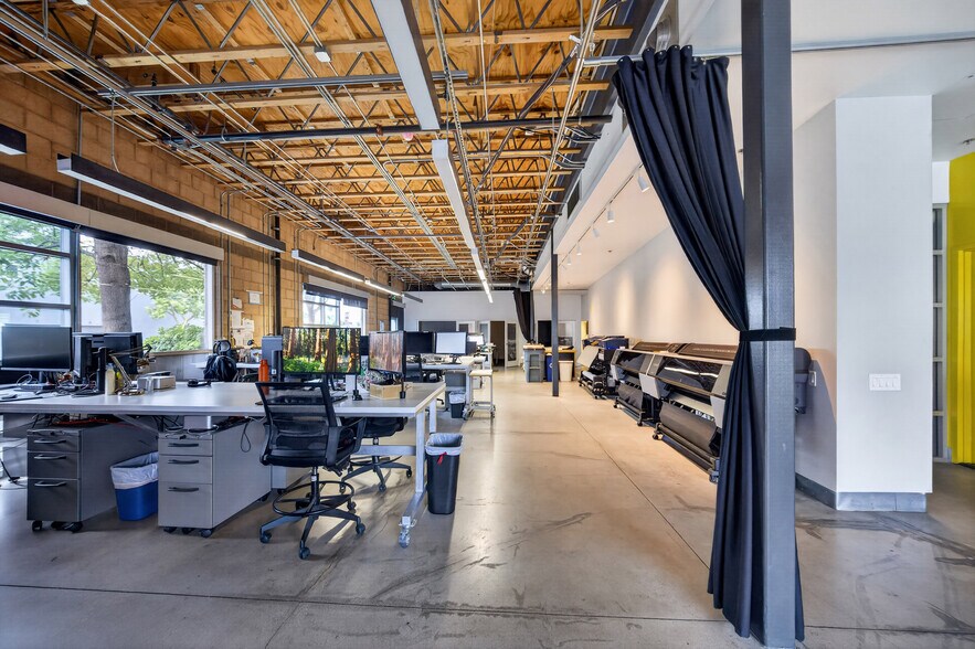 More Photos Of 3500 W Burbank Blvd, Burbank Office For Lease