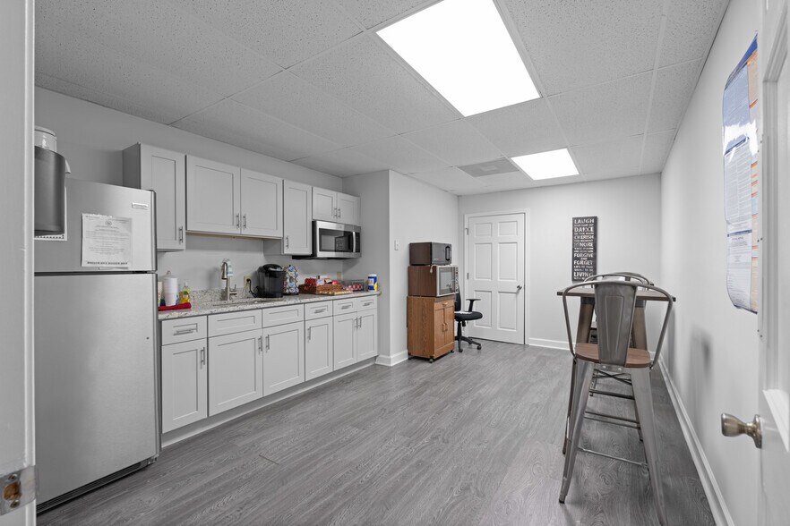 More Photos Of 125 Commerce Cir, Fayetteville Office For Sale