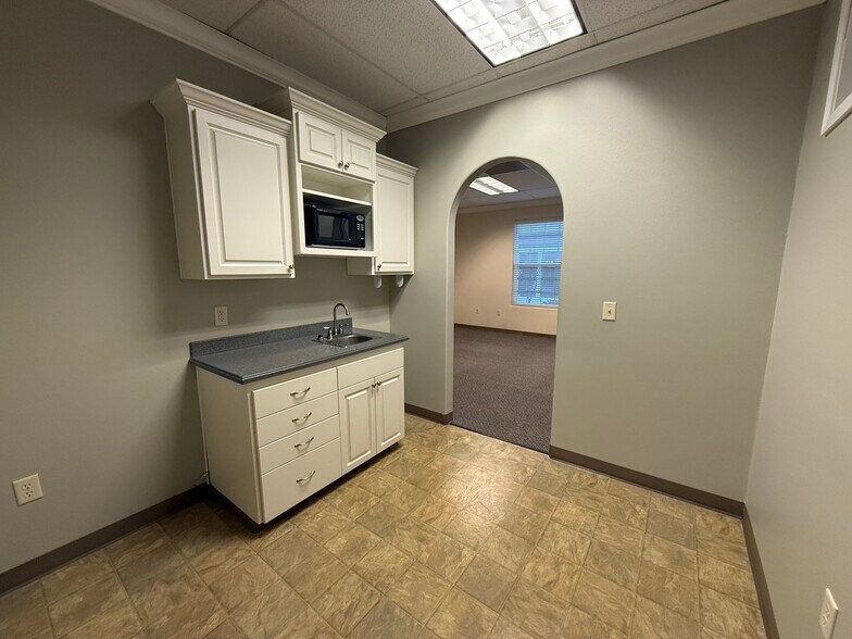 More Photos Of 1405 Victor Ave, Redding Office For Lease