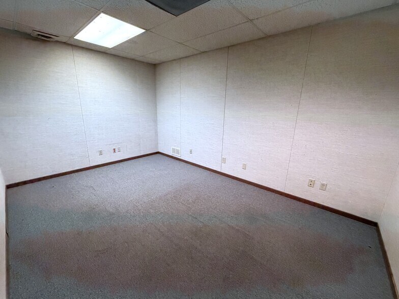 More Photos Of 305 N Mason St, Carrollton Office For Sale