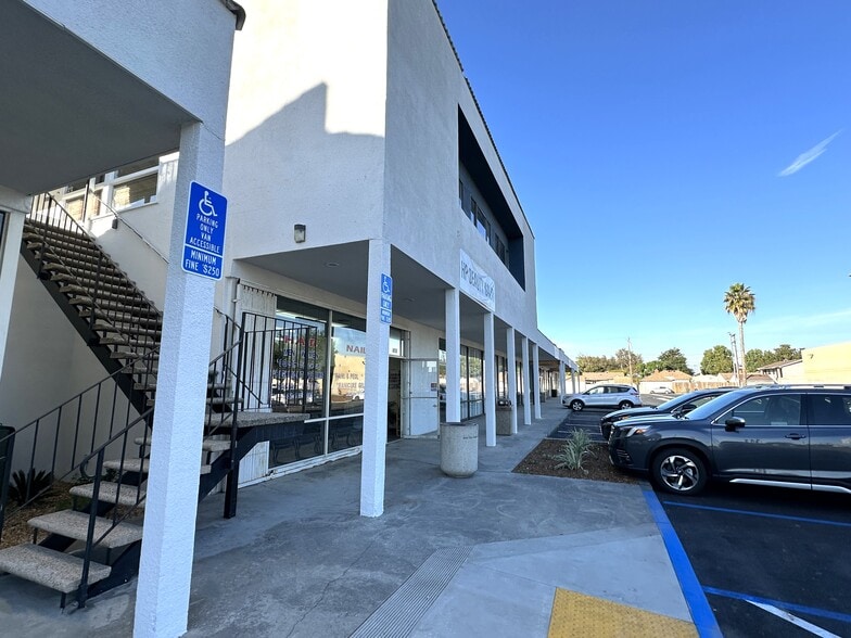 More Photos Of 4105-4129 South St, Lakewood Unknown For Lease