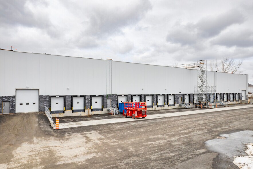 More Photos Of 260 Rue Jacques, Laval Warehouse For Sale