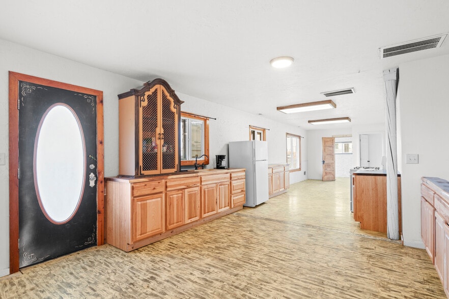 More Photos Of 30 Logan St, Davenport Hotel For Sale