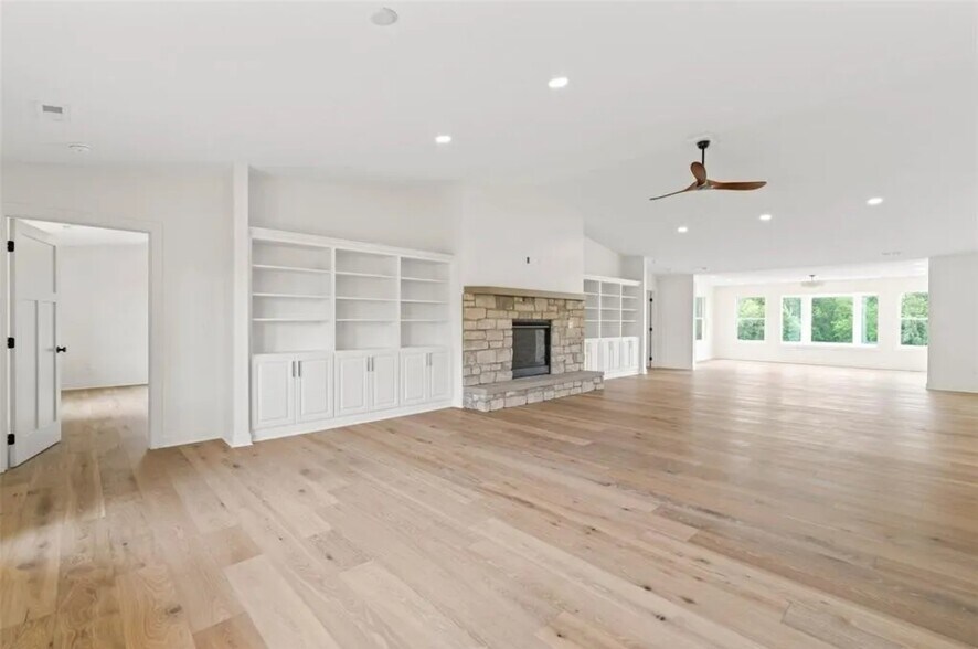 More Photos Of 1805 S 8th Ave E, Newton Specialty For Sale