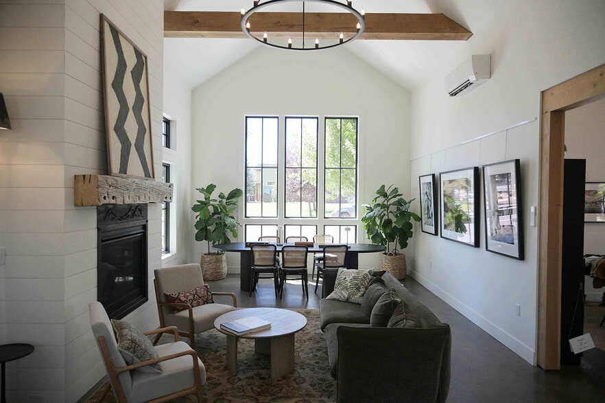 More Photos Of 560 E Main Ave, Sisters Hotel For Sale