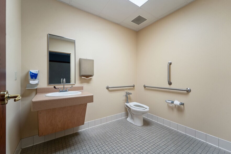 More Photos Of 790 Eastgate Dr, Ripon Medical For Sale