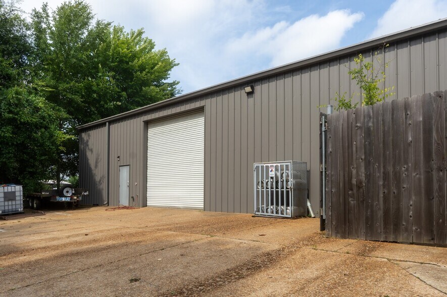 More Photos Of 207 Park Ct, Ridgeland Warehouse For Lease