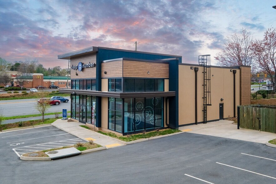 More Photos Of 1431 Seminole Trl, Charlottesville Freestanding For Sale