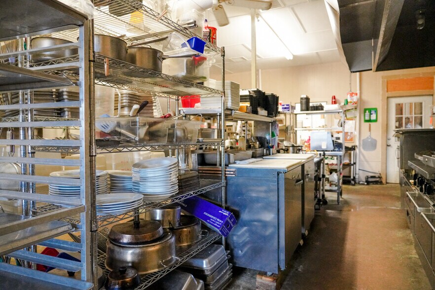 More Photos Of 210 W Railroad St, El Campo Service For Sale