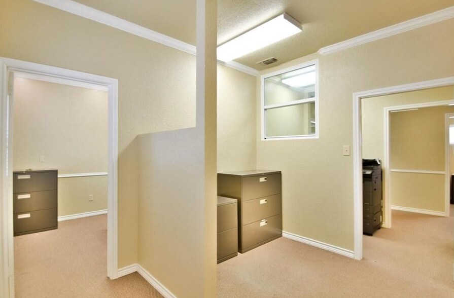 More Photos Of 606 S Harbor Ct, Granbury Office For Lease