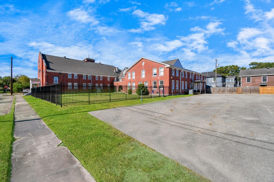 More Photos Of 2728 Kentucky St, Baytown Religious Facility For Sale