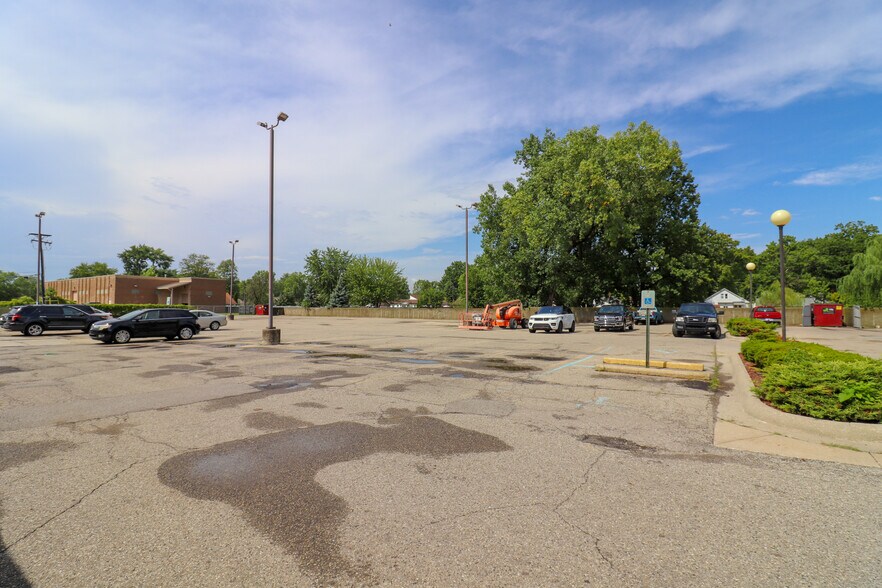 More Photos Of 30094-30120 Ford Rd, Garden City Storefront For Lease