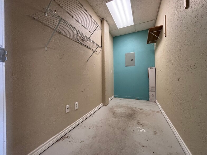 More Photos Of 50 Lack Ln, Clute General Retail For Lease