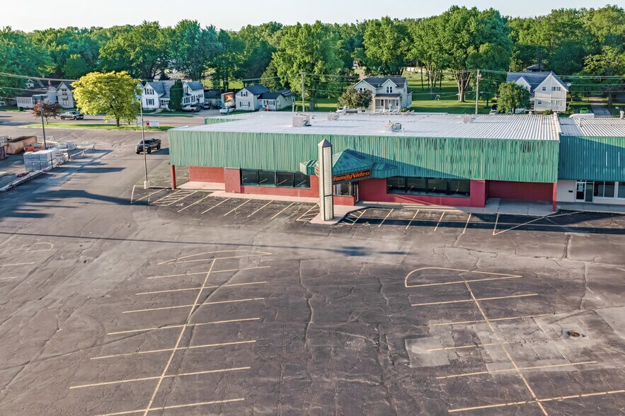 More Photos Of 406 Wolf River Plz, New London General Retail For Lease