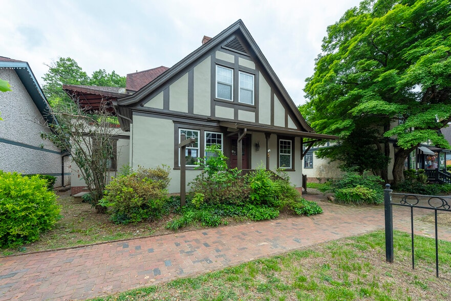 More Photos Of 5 All Souls Cres, Asheville Freestanding For Lease