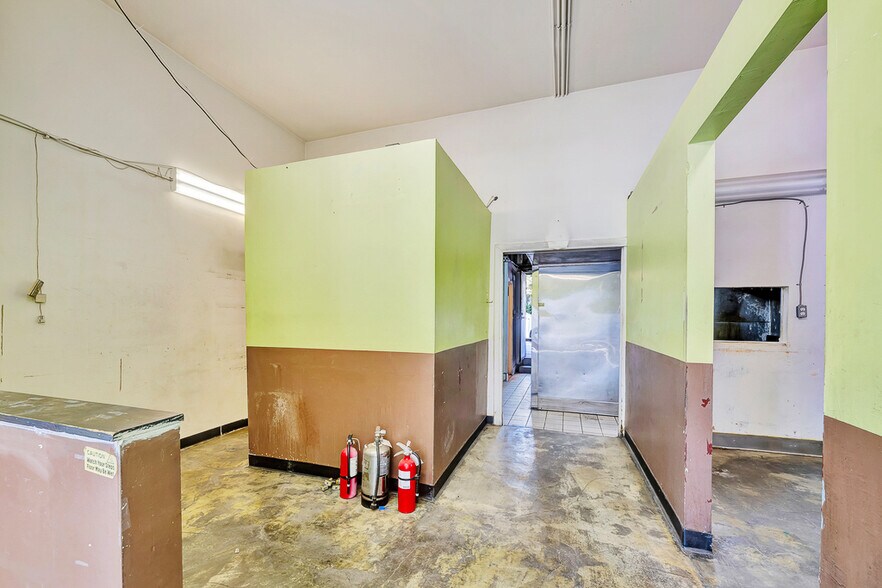 More Photos Of 5611 Hollywood Blvd, Los Angeles Storefront For Lease