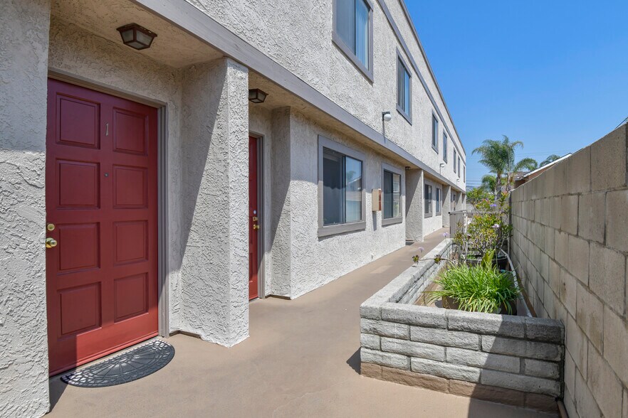 More Photos Of 320 N Belmont St, Glendale Apartments For Sale