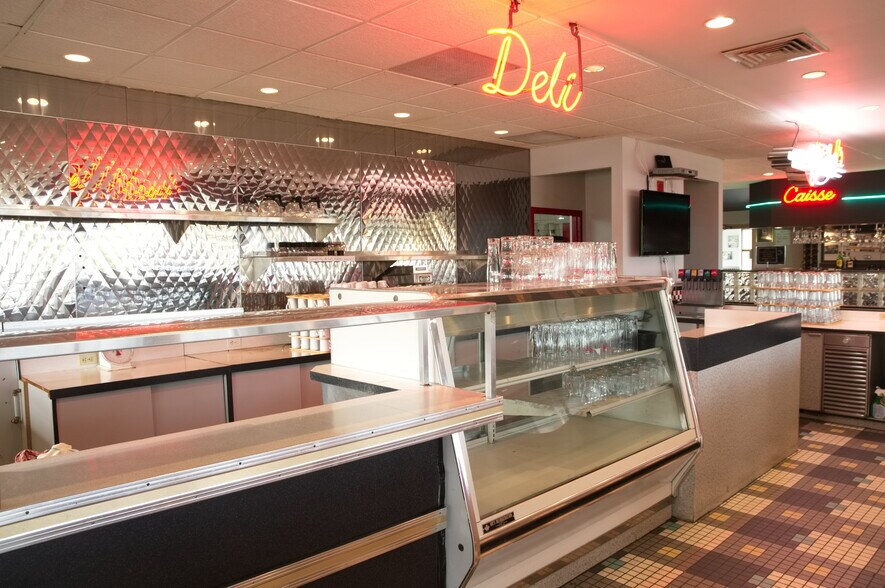 More Photos Of 480 Boul De Sainte-Adèle, Sainte-adele Restaurant For Sale