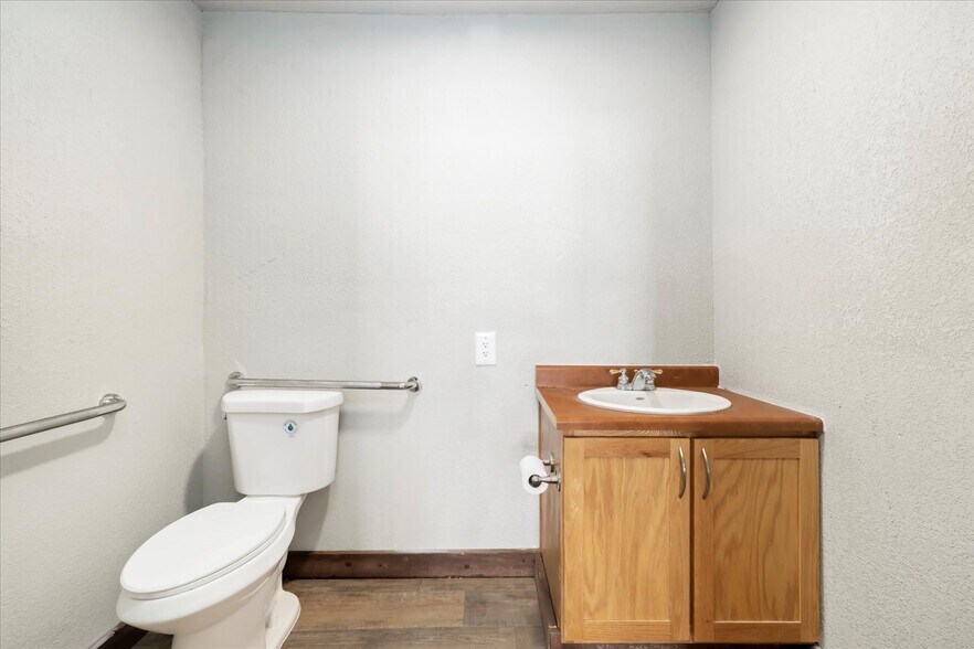 More Photos Of 310 Victor Ave, Victor General Retail For Sale