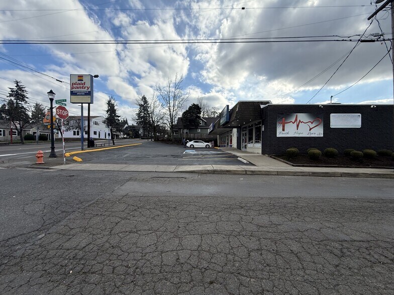 More Photos Of 124 Molalla Ave, Oregon City Freestanding For Lease