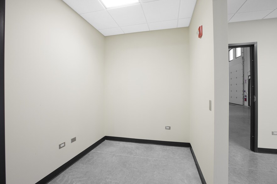 More Photos Of 2300 Wisconsin Ave, Downers Grove Warehouse For Lease