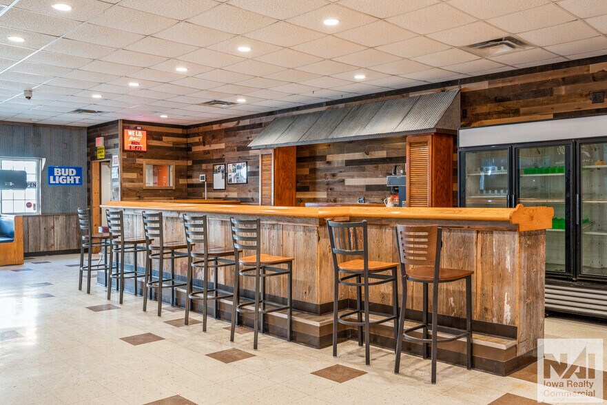 Primary Photo Of 115 E Main St, Coggon General Retail For Sale