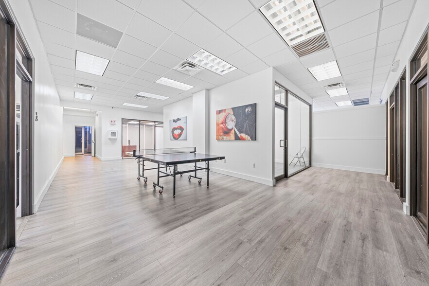 More Photos Of 2500 NW 39th St, Miami Light Distribution For Sale