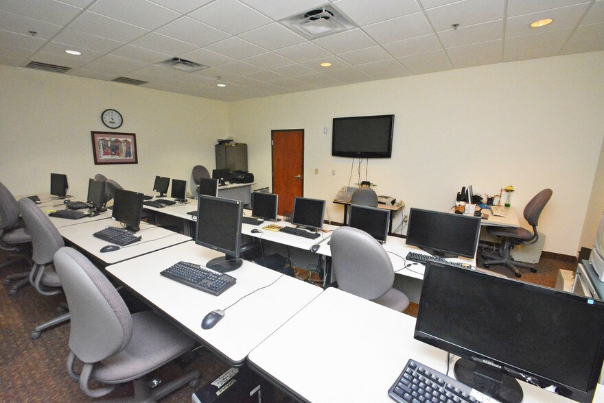 More Photos Of 8955 South Fwy, Houston Schools For Lease