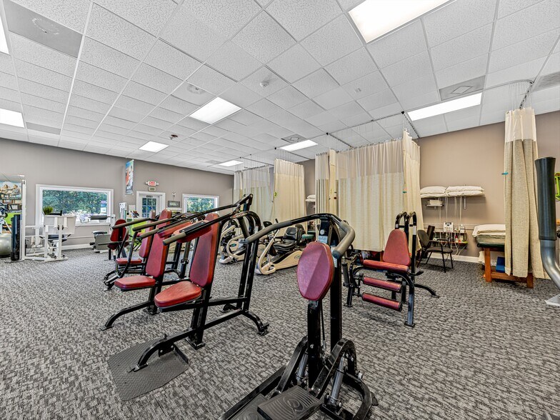 More Photos Of 271 Old Barn Rd, Hendersonville Medical For Sale