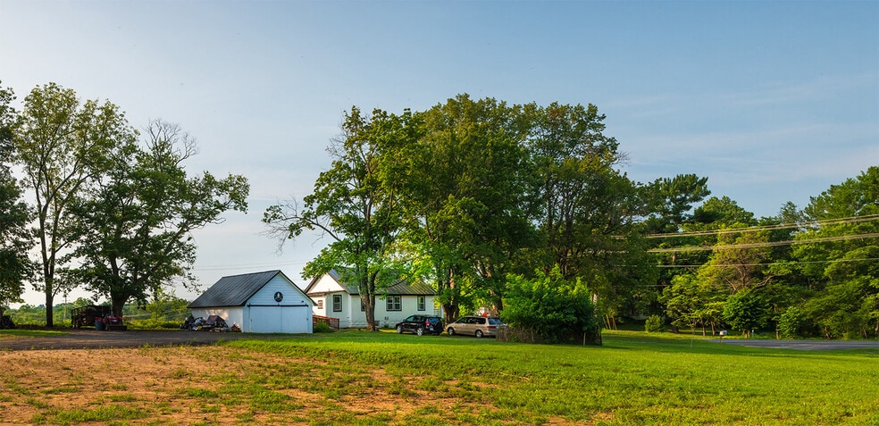 More Photos Of 16940 Hillsboro Rd, Purcellville Flex For Sale