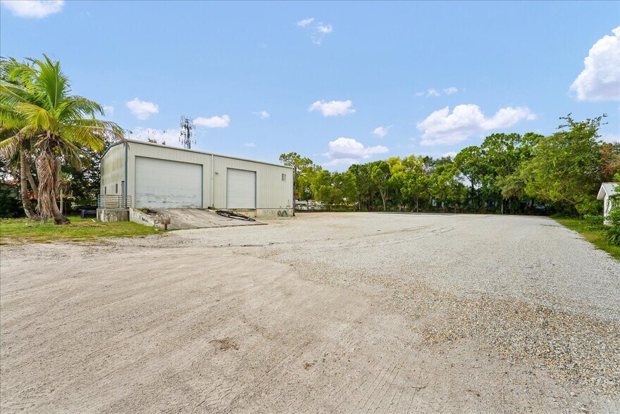 More Photos Of 3596 Prospect Ave, Naples Warehouse For Lease