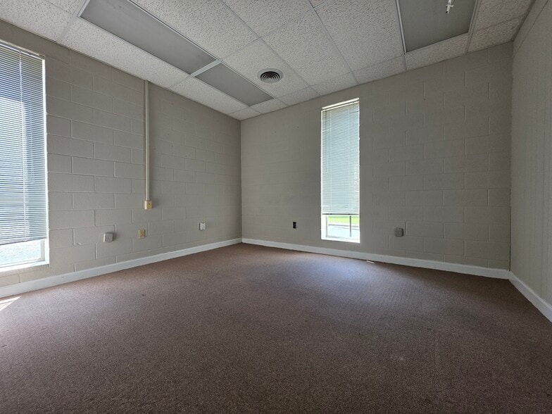 More Photos Of 404 St Andrews Dr, Greenville Office For Lease