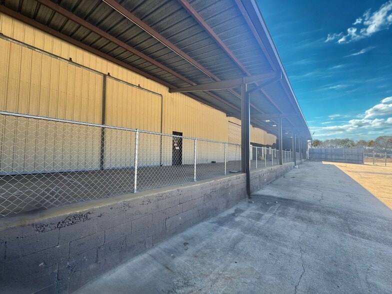 More Photos Of 11750 Veterans Memorial, Douglasville Warehouse For Lease