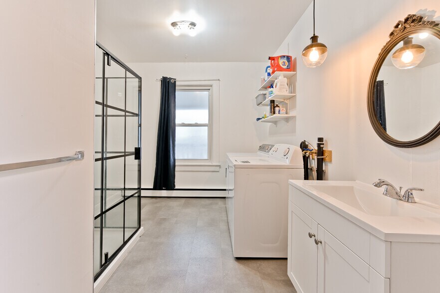 More Photos Of 127 Rue Queen, Sherbrooke Office Residential For Sale