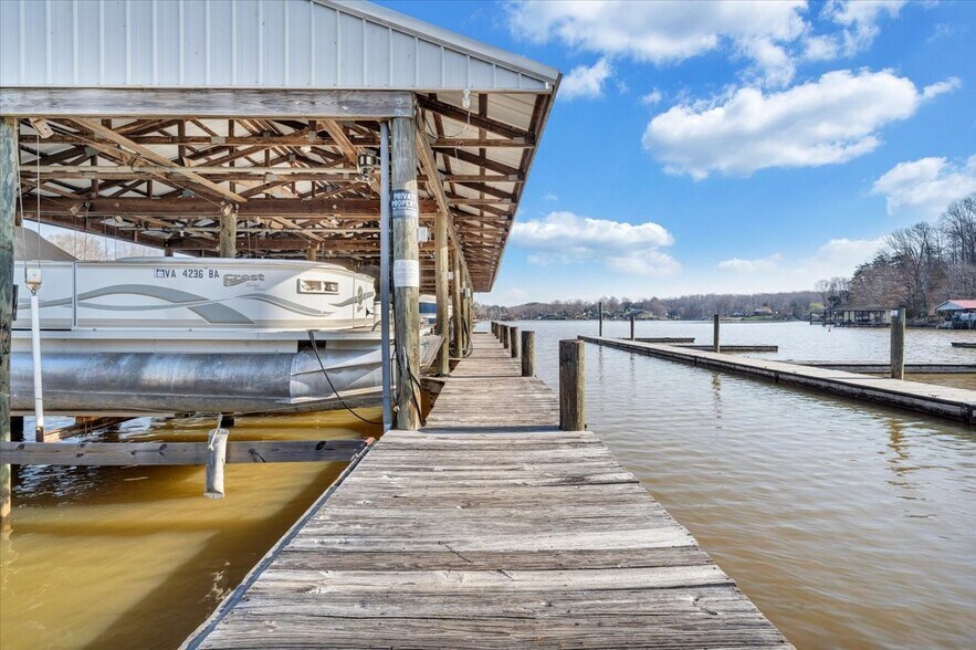More Photos Of 2200 Old Salem School Rd, Union Hall Marina For Sale