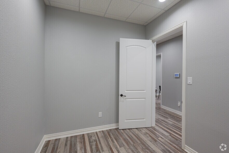 More Photos Of 2910 Edith Ln, Haltom City Light Manufacturing For Sale