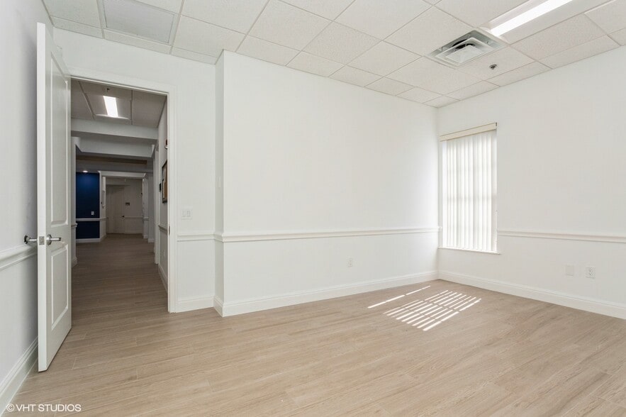 More Photos Of 2520 Tamiami Trl N, Nokomis Medical For Sale