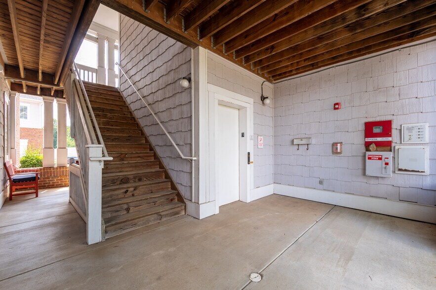 More Photos Of 705-711 Peninsula Dr, Davidson Office For Sale