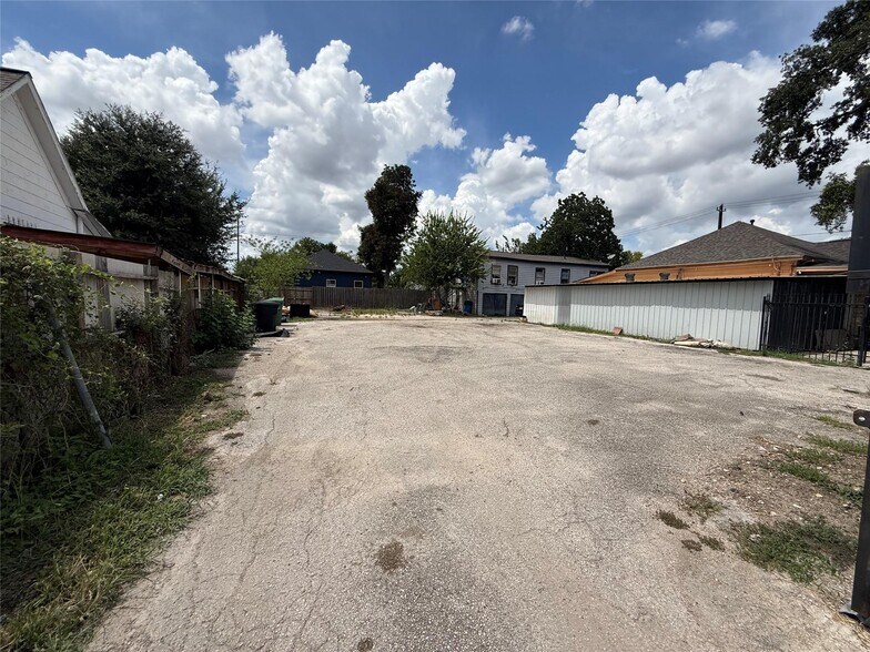 More Photos Of 2319 McKee St, Houston Apartments For Sale