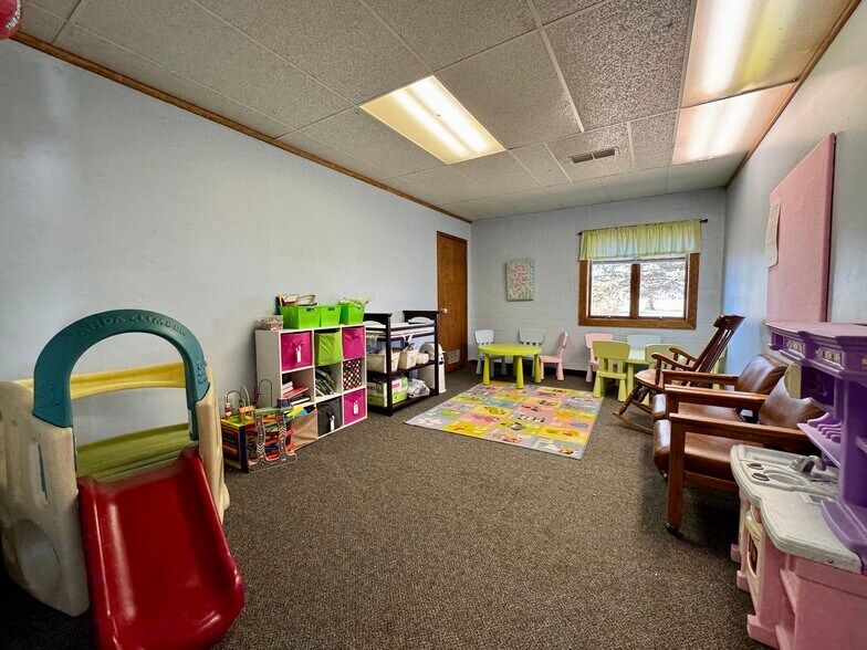 More Photos Of 2015 E Main St, Gas City Flex For Sale