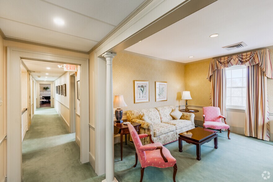 1442 Coraopolis Heights Rd, Moon Township, PA 15108 Hotel For Sale