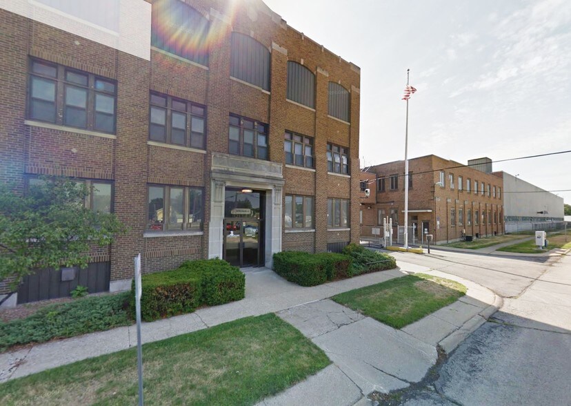 More Photos Of 2136 12th St, Rockford Industrial For Sale