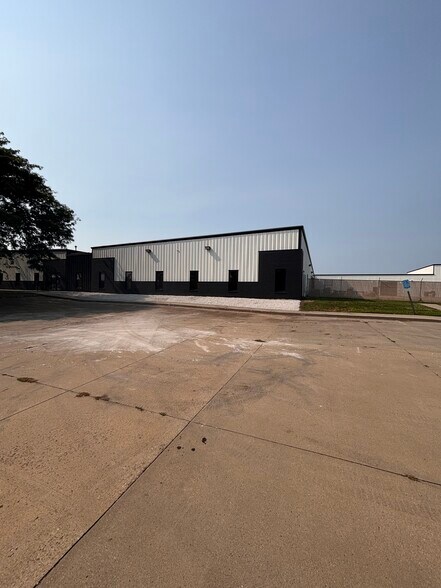 More Photos Of 1800 Hull Ave, Des Moines Manufacturing For Lease