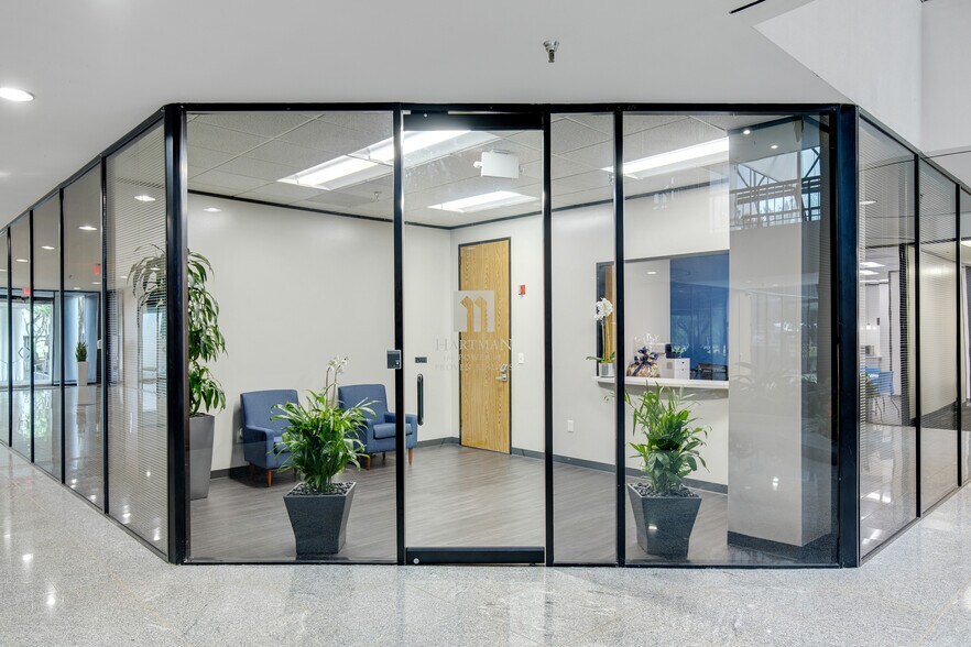 More Photos Of 1880 Dairy Ashford Rd, Houston Office For Lease