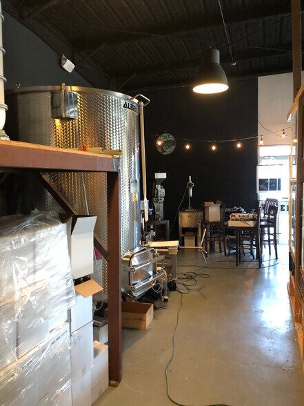 More Photos Of 1491 N Kealy St, Lewisville Warehouse For Sale