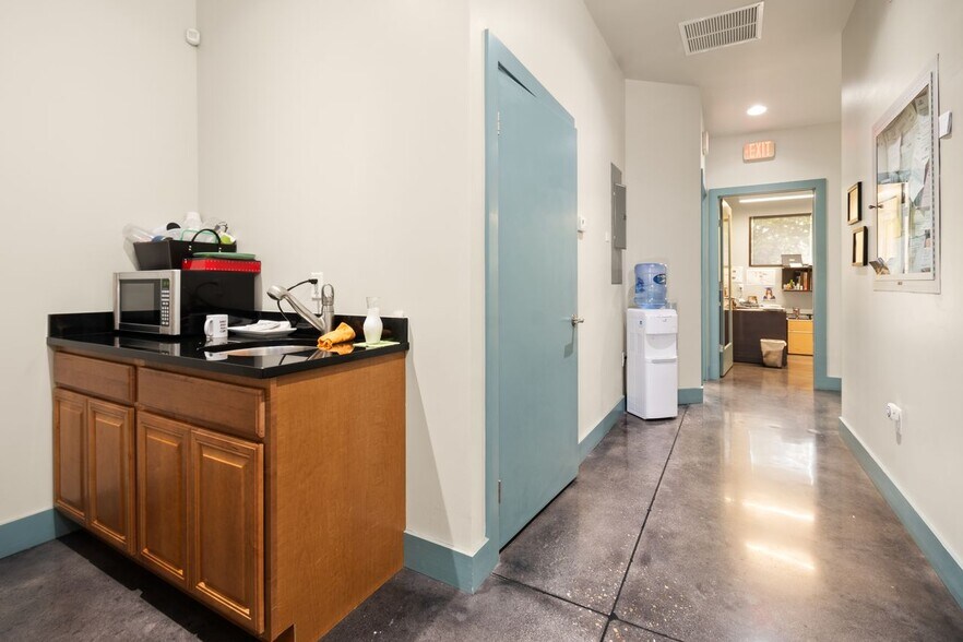 More Photos Of 2239 15th St, Sarasota Warehouse For Sale