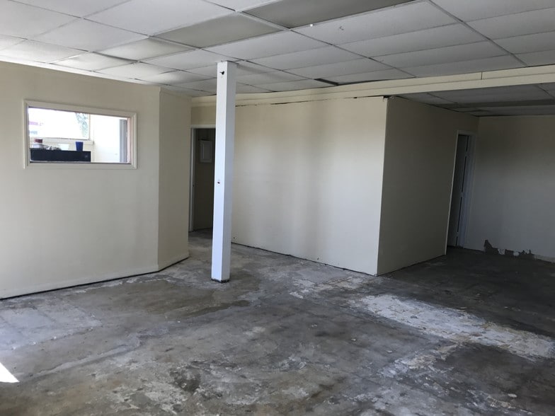 More Photos Of 2280-2290 Fowler St, Fort Myers Freestanding For Sale